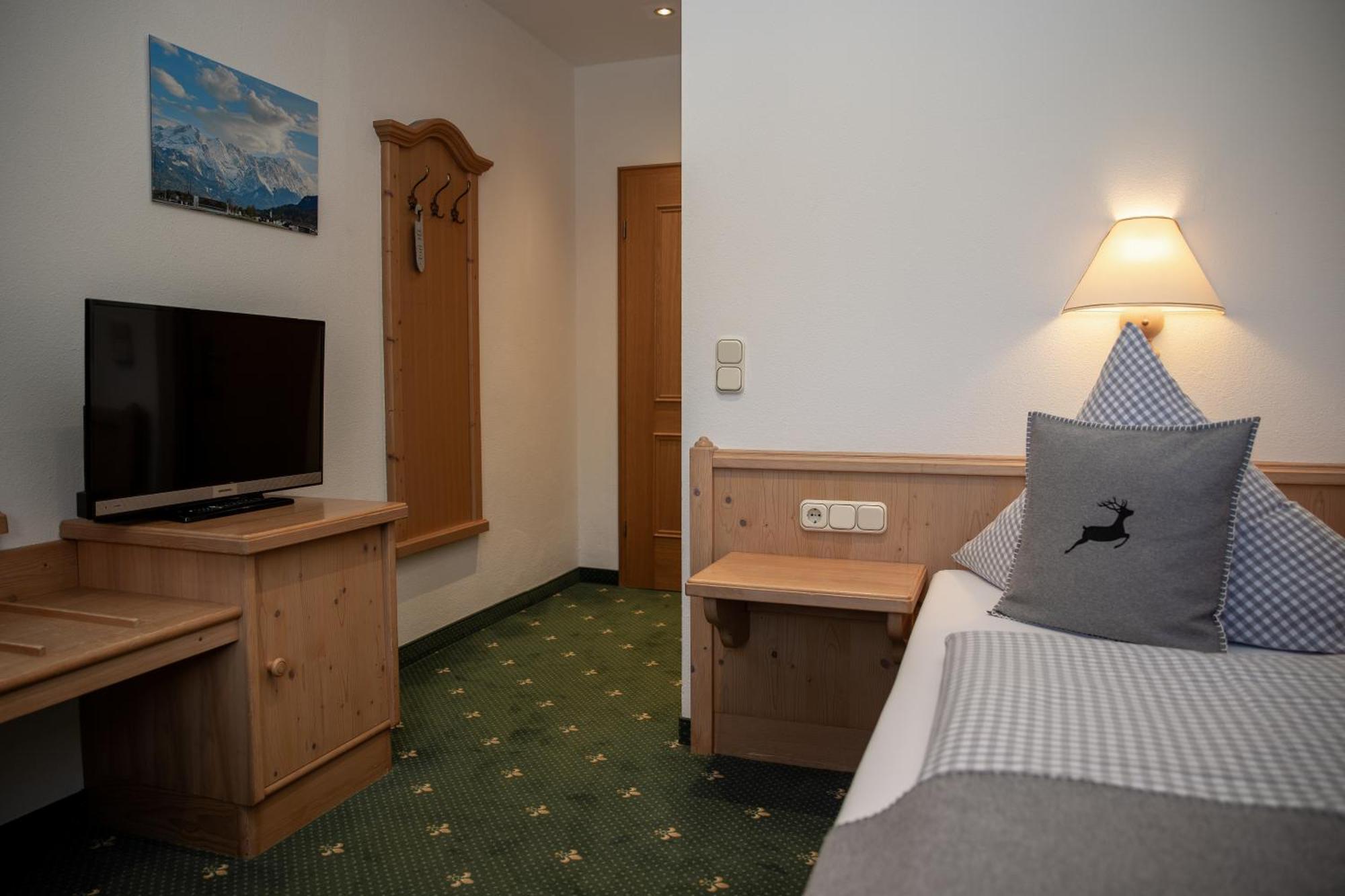 Hotel Gasthof Alter Wirt Farchant Exterior foto