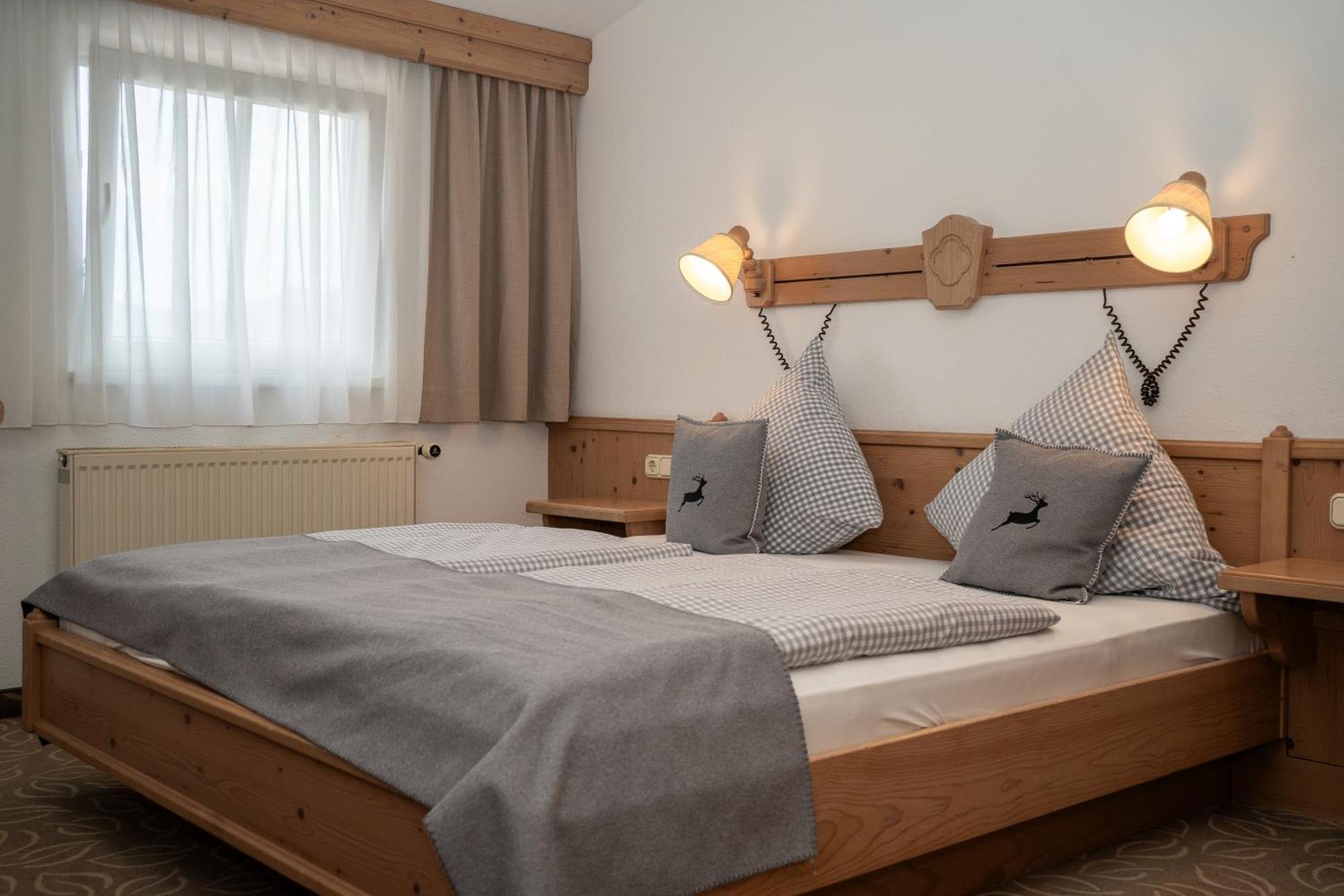 Hotel Gasthof Alter Wirt Farchant Exterior foto